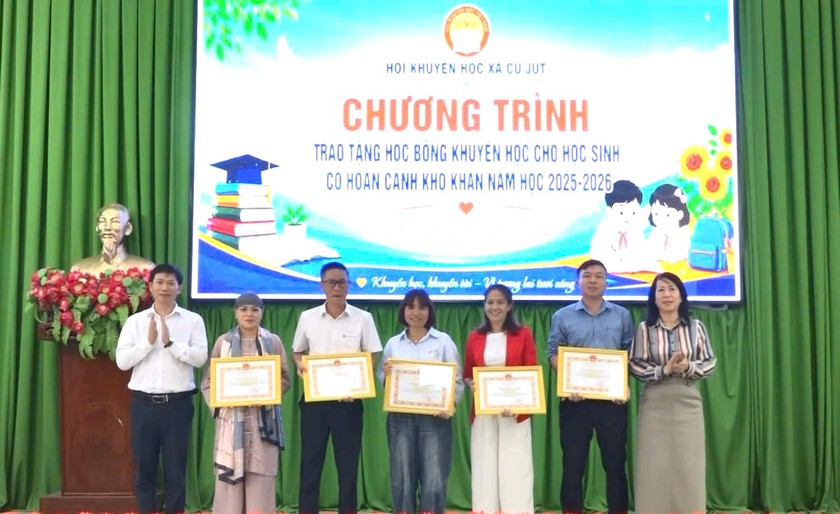 Xã Cư Jút (Lâm Đồng) tập huấn công tác khuyến học và trao tặng 270 suất học bổng cho học sinh vượt khó - Ảnh 3.