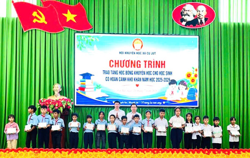 Xã Cư Jút (Lâm Đồng) tập huấn công tác khuyến học và trao tặng 270 suất học bổng cho học sinh vượt khó - Ảnh 4.