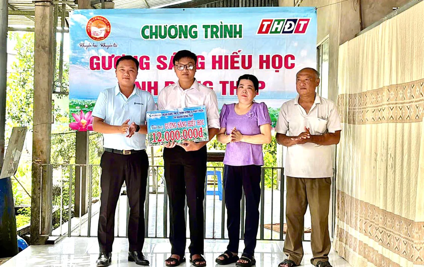 Quỹ Khuyến học Nguyễn Sinh Sắc tiếp sức cho sinh viên nghèo vượt khó tại Đồng Tháp - Ảnh 2.