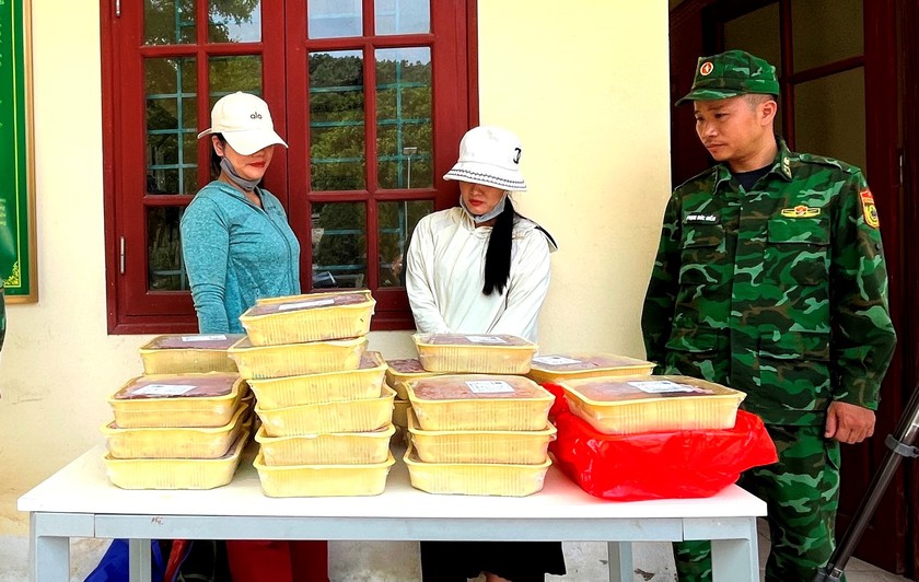 Bắt giữ 2 đối tượng bu&ocirc;n lậu t&ocirc;m h&ugrave;m đất Trung Quốc qua bi&ecirc;n giới - Ảnh 1.