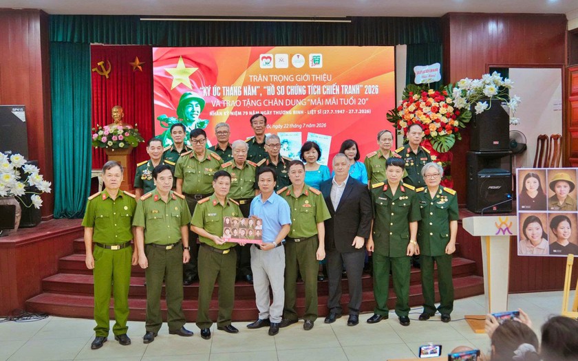 Trao tặng ch&acirc;n dung di ảnh của 10 nữ Anh h&ugrave;ng liệt sĩ d&acirc;n qu&acirc;n Lam Hạ - Ảnh 3.