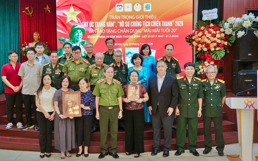 Trao tặng ch&acirc;n dung di ảnh của 10 nữ Anh h&ugrave;ng liệt sĩ d&acirc;n qu&acirc;n Lam Hạ - Ảnh 2.