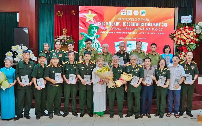 Trao tặng ch&acirc;n dung di ảnh của 10 nữ Anh h&ugrave;ng liệt sĩ d&acirc;n qu&acirc;n Lam Hạ - Ảnh 4.