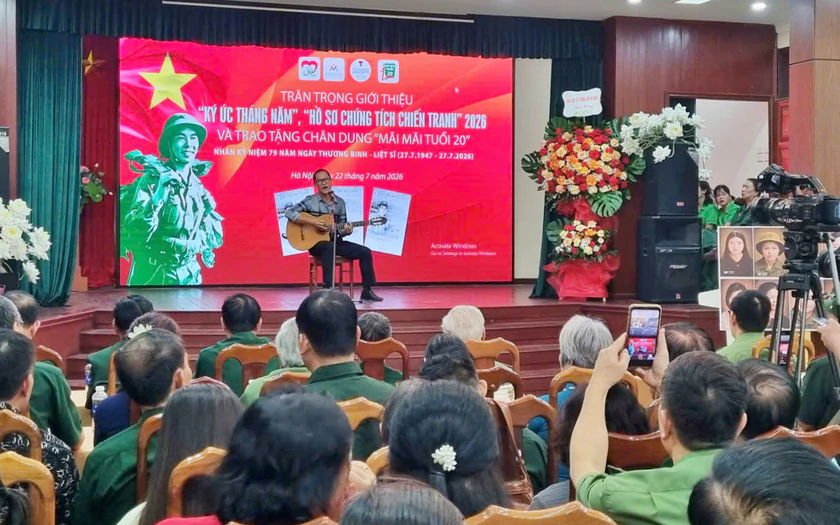 Trao tặng ch&acirc;n dung di ảnh của 10 nữ Anh h&ugrave;ng liệt sĩ d&acirc;n qu&acirc;n Lam Hạ - Ảnh 1.