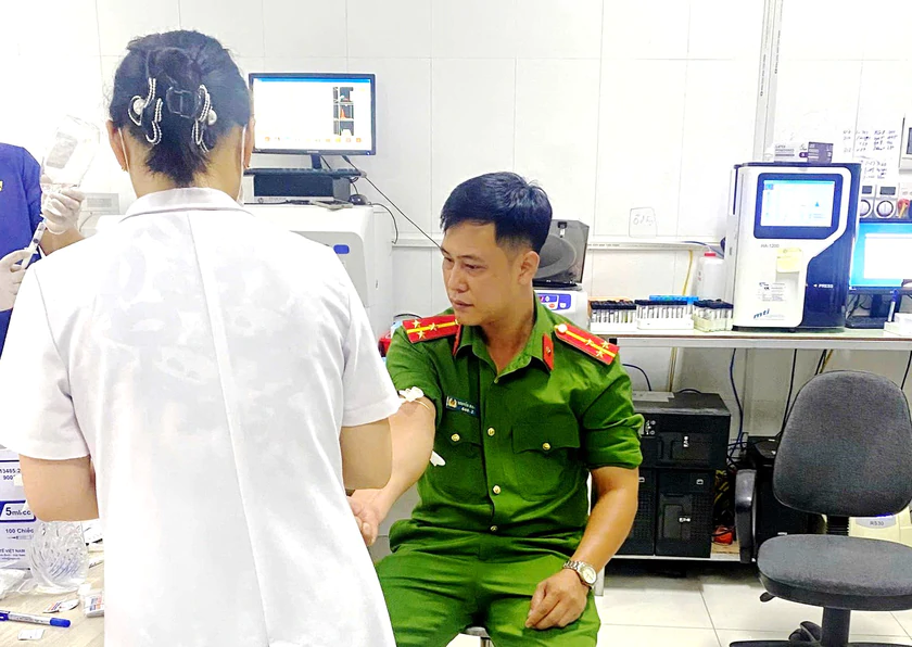 C&ocirc;ng an x&atilde; hiến m&aacute;u kịp thời, cứu sống thai phụ nguy kịch - Ảnh 2.