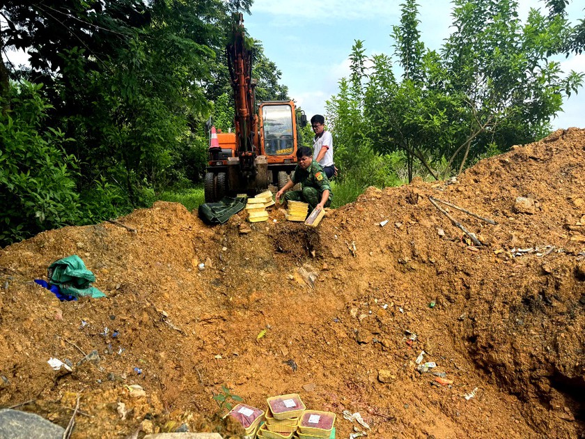Bắt giữ 2 đối tượng bu&ocirc;n lậu t&ocirc;m h&ugrave;m đất Trung Quốc qua bi&ecirc;n giới - Ảnh 3.