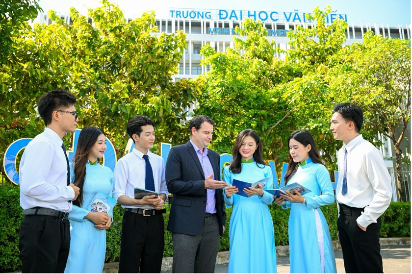 Đại học Văn Hiến triển khai nhiều ch&iacute;nh s&aacute;ch học bổng, hỗ trợ học ph&iacute; cho th&iacute; sinh 2K8 - Ảnh 2.