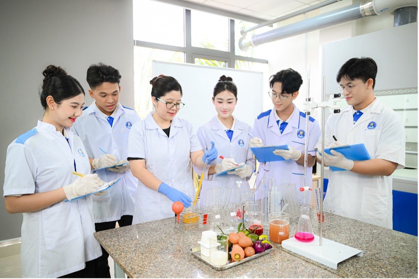 Đại học Văn Hiến triển khai nhiều ch&iacute;nh s&aacute;ch học bổng, hỗ trợ học ph&iacute; cho th&iacute; sinh 2K8 - Ảnh 3.