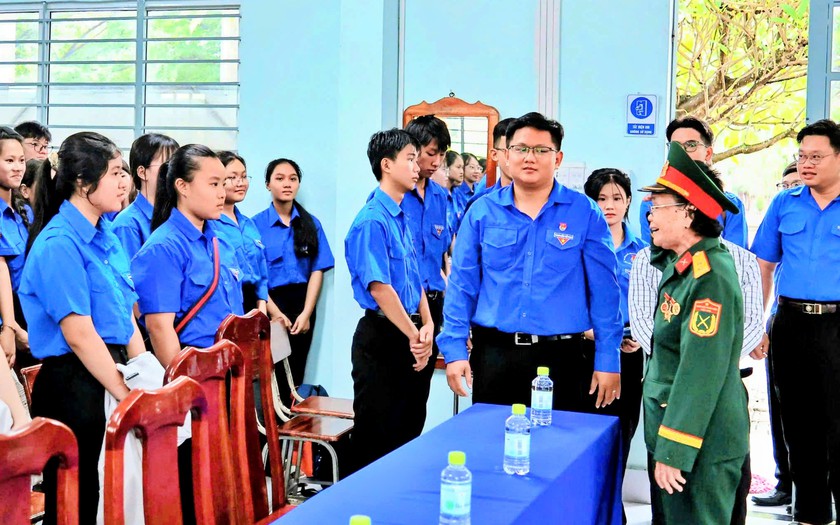 Tuổi trẻ Trường trung học phổ thông Nguyễn Trãi và buổi học lịch sử đặc biệt từ nữ anh hùng "Út Nghét" - Ảnh 1.