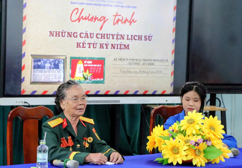 Tuổi trẻ Trường trung học phổ thông Nguyễn Trãi và buổi học lịch sử đặc biệt từ nữ anh hùng "Út Nghét" - Ảnh 3.