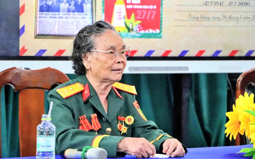 Tuổi trẻ Trường trung học phổ thông Nguyễn Trãi và buổi học lịch sử đặc biệt từ nữ anh hùng "Út Nghét" - Ảnh 2.