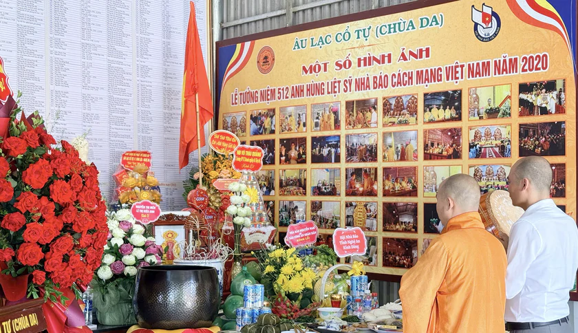 Hội nh&agrave; b&aacute;o Nghệ An tưởng niệm 555 anh linh liệt sĩ l&agrave; nh&agrave; b&aacute;o - Ảnh 4.