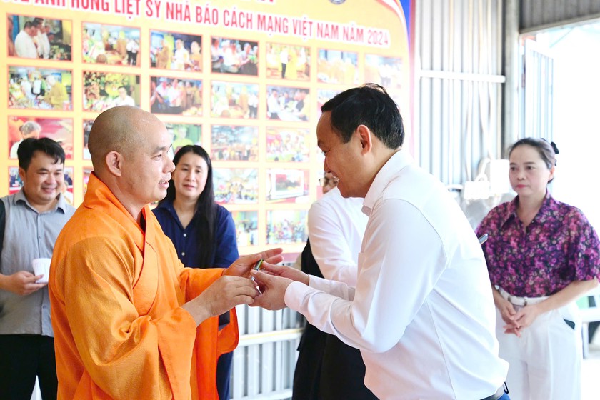 Hội nh&agrave; b&aacute;o Nghệ An tưởng niệm 555 anh linh liệt sĩ l&agrave; nh&agrave; b&aacute;o - Ảnh 5.
