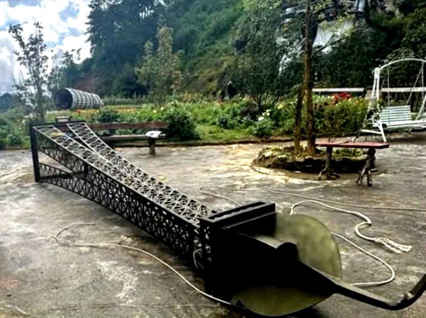 Th&aacute;o dỡ tượng b&aacute;n th&acirc;n nữ thần tự do v&agrave; 1 số m&ocirc; h&igrave;nh m&ocirc; phỏng tại điểm tham quan du lịch Sa Pa - Ảnh 1.