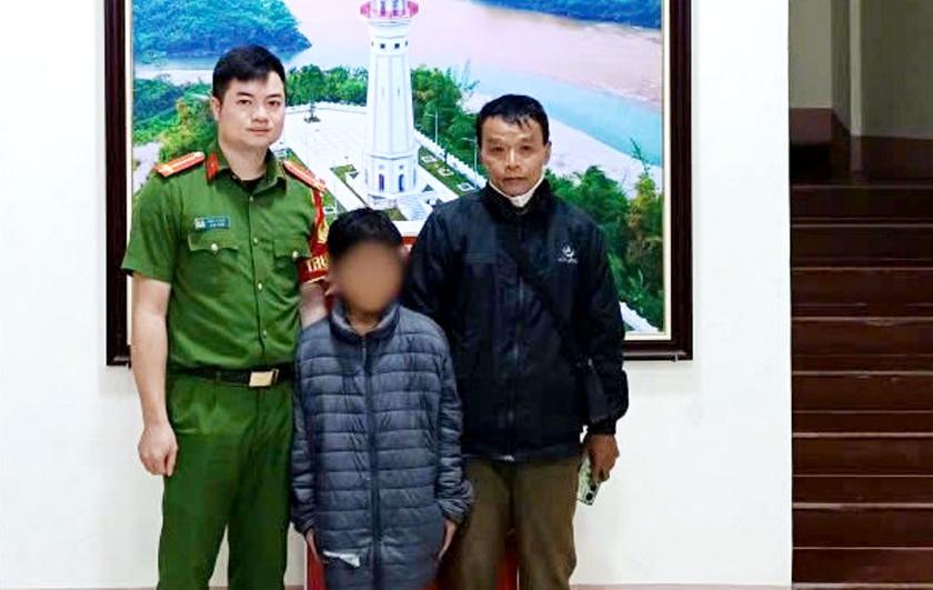 Sau 2 tiếng x&aacute;c minh trong đ&ecirc;m, c&ocirc;ng an Bắc H&agrave; đưa ch&aacute;u b&eacute; đi lạc hơn 60 km trở về gia đ&igrave;nh an to&agrave;n - Ảnh 1.