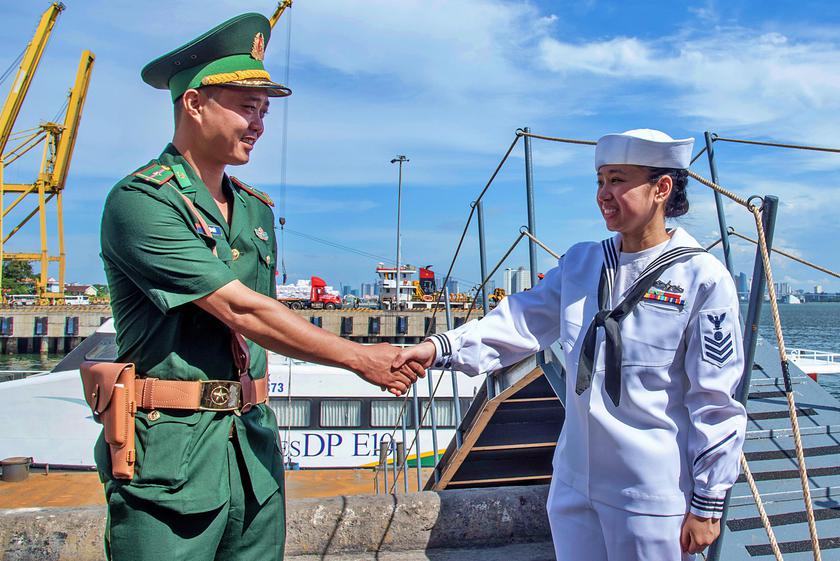 Đoàn tàu sân bay Hải quân Hoa Kỳ thăm thành phố Đà Nẵng - Ảnh 2.