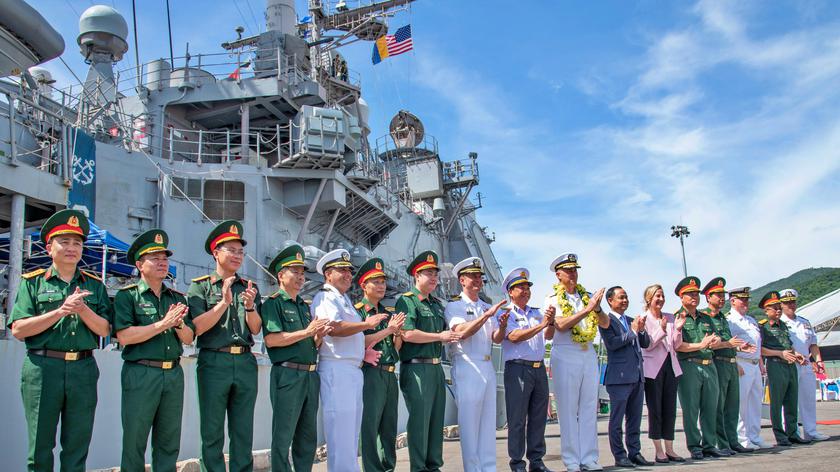 Đoàn tàu sân bay Hải quân Hoa Kỳ thăm thành phố Đà Nẵng - Ảnh 1.