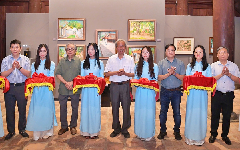 Triển l&atilde;m &ldquo;Quốc Tử Gi&aacute;m trong nghệ thuật&rdquo; nối d&agrave;i niềm tự h&agrave;o truyền thống hiếu học - Ảnh 1.