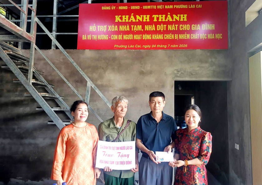Trao nh&agrave; t&igrave;nh nghĩa gần 200 triệu đồng cho con đẻ người kh&aacute;ng chiến bị nhiễm chất độc h&oacute;a học - Ảnh 1.