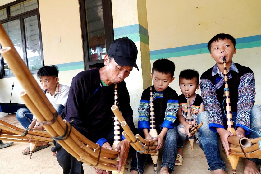 Nghệ nhân Mông truyền dạy múa khèn ngày hè cho học sinh vùng cao Lào Cai - Ảnh 1.