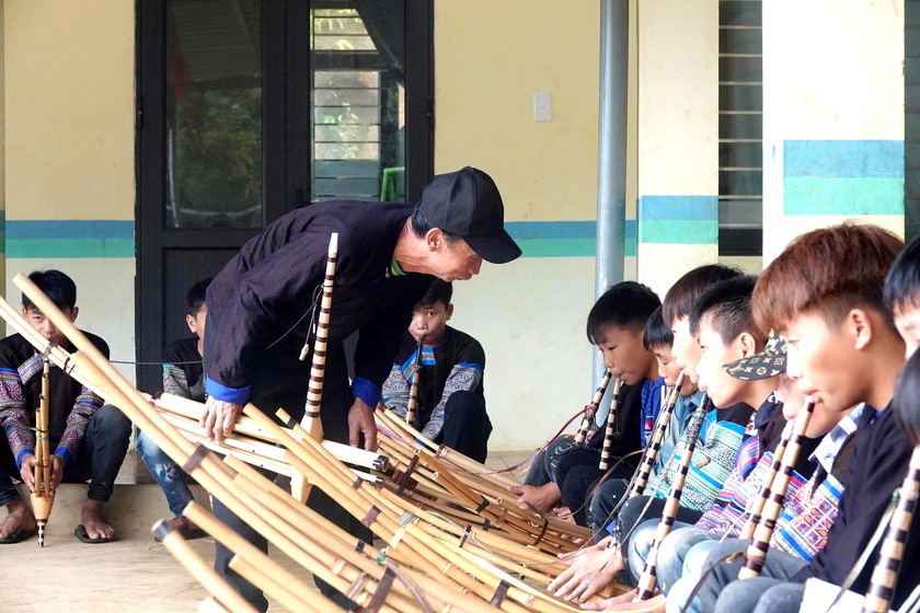 Nghệ nhân Mông truyền dạy múa khèn ngày hè cho học sinh vùng cao Lào Cai - Ảnh 5.