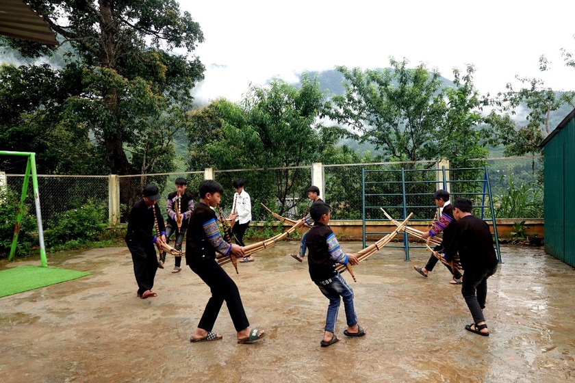 Nghệ nhân Mông truyền dạy múa khèn ngày hè cho học sinh vùng cao Lào Cai - Ảnh 2.