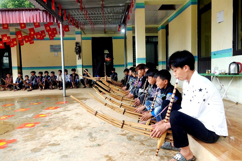Nghệ nhân Mông truyền dạy múa khèn ngày hè cho học sinh vùng cao Lào Cai - Ảnh 3.