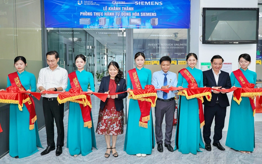 Trường Đại học C&ocirc;ng nghiệp Th&agrave;nh phố Hồ Ch&iacute; Minh đưa Ph&ograve;ng th&iacute; nghiệm Siemens v&agrave;o hoạt động - Ảnh 1.