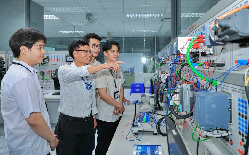 Trường Đại học C&ocirc;ng nghiệp Th&agrave;nh phố Hồ Ch&iacute; Minh đưa Ph&ograve;ng th&iacute; nghiệm Siemens v&agrave;o hoạt động - Ảnh 2.