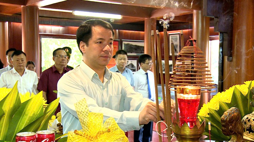Kh&aacute;m bệnh, trao hơn 400 suất qu&agrave; tri &acirc;n th&aacute;ng 7 tại x&atilde; bi&ecirc;n giới Ho&agrave;ng Văn Thụ (Lạng Sơn) - Ảnh 1.