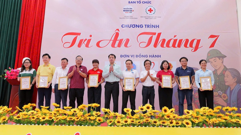 Kh&aacute;m bệnh, trao hơn 400 suất qu&agrave; tri &acirc;n th&aacute;ng 7 tại x&atilde; bi&ecirc;n giới Ho&agrave;ng Văn Thụ (Lạng Sơn) - Ảnh 4.