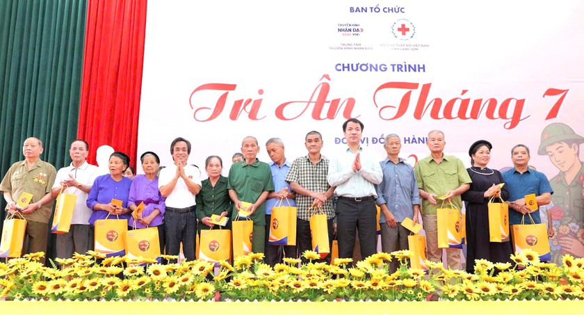 Kh&aacute;m bệnh, trao hơn 400 suất qu&agrave; tri &acirc;n th&aacute;ng 7 tại x&atilde; bi&ecirc;n giới Ho&agrave;ng Văn Thụ (Lạng Sơn) - Ảnh 2.