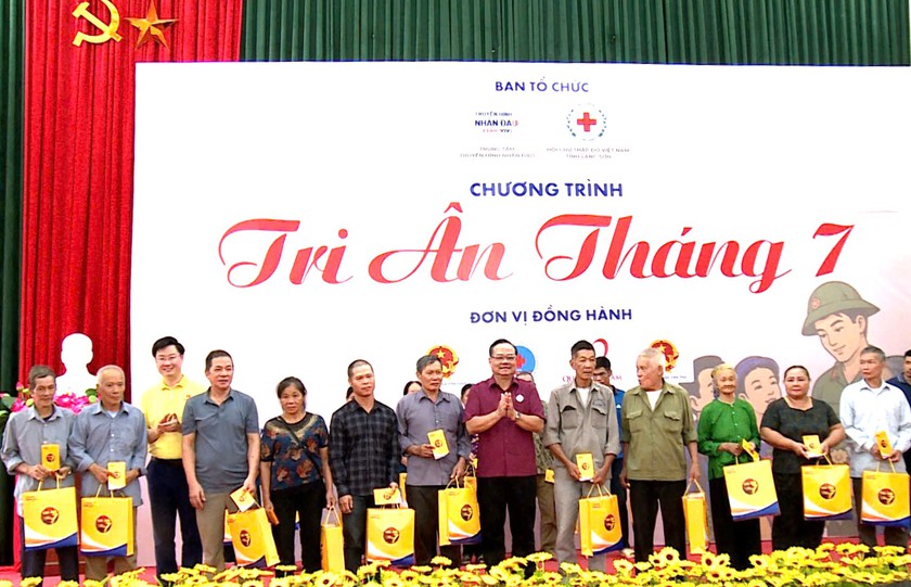 Kh&aacute;m bệnh, trao hơn 400 suất qu&agrave; tri &acirc;n th&aacute;ng 7 tại x&atilde; bi&ecirc;n giới Ho&agrave;ng Văn Thụ (Lạng Sơn) - Ảnh 3.