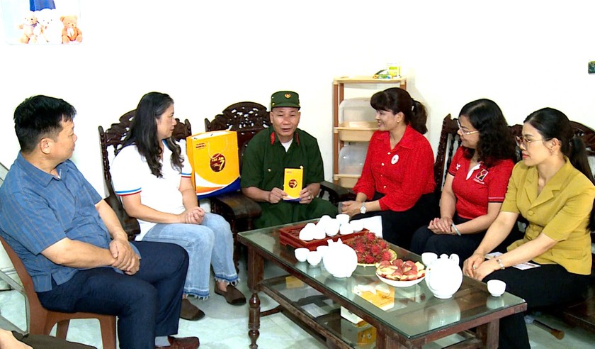 Kh&aacute;m bệnh, trao hơn 400 suất qu&agrave; tri &acirc;n th&aacute;ng 7 tại x&atilde; bi&ecirc;n giới Ho&agrave;ng Văn Thụ (Lạng Sơn) - Ảnh 6.