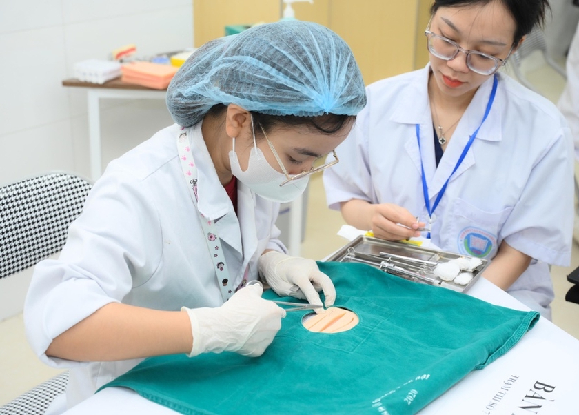 Bộ Gi&aacute;o dục v&agrave; Đ&agrave;o tạo c&ocirc;ng bố điểm s&agrave;n nh&oacute;m ng&agrave;nh sức khỏe năm 2026 - Ảnh 1.