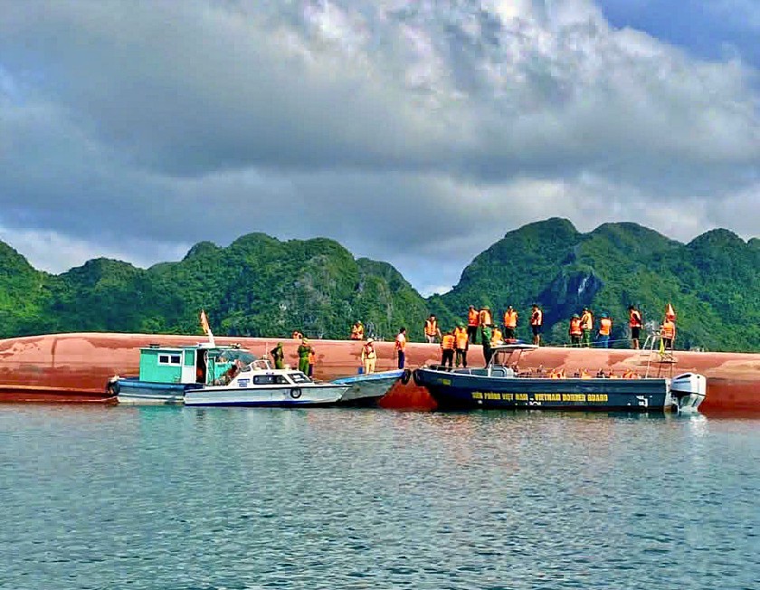 Lật tàu trên vùng biển Vân Đồn, Quảng Ninh, 3 người được cứu, 2 người mắc kẹt trong tàu - Ảnh 1.