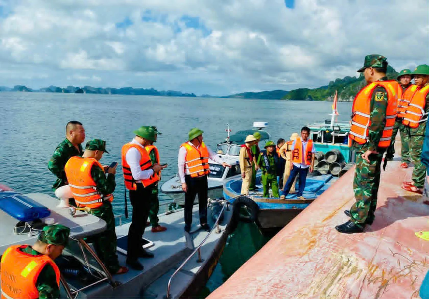 Lật tàu trên vùng biển Vân Đồn, Quảng Ninh, 3 người được cứu, 2 người mắc kẹt trong tàu - Ảnh 2.