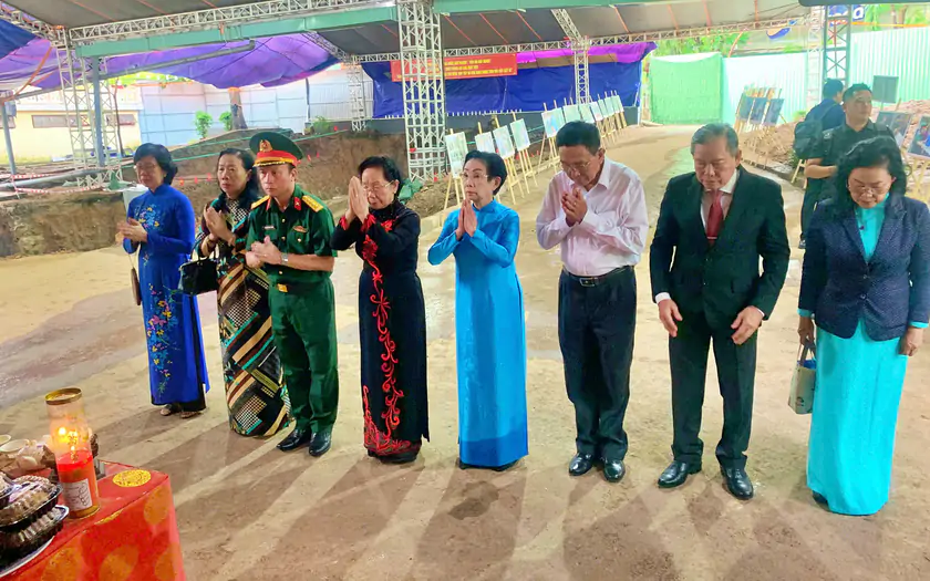 GS.TS Nguyễn Thị Doan dâng hương tưởng niệm các Anh hùng liệt sĩ tại Công viên Lê Thị Riêng - Ảnh 2.
