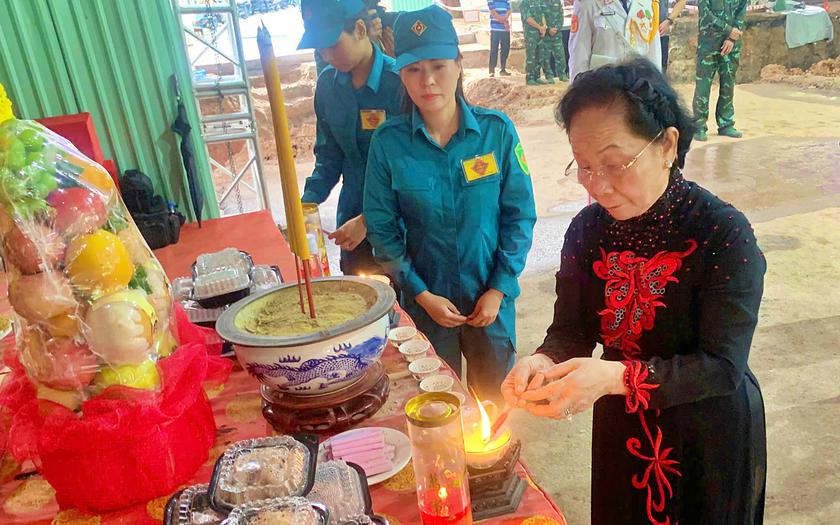 GS.TS Nguyễn Thị Doan dâng hương tưởng niệm các Anh hùng liệt sĩ tại Công viên Lê Thị Riêng - Ảnh 3.