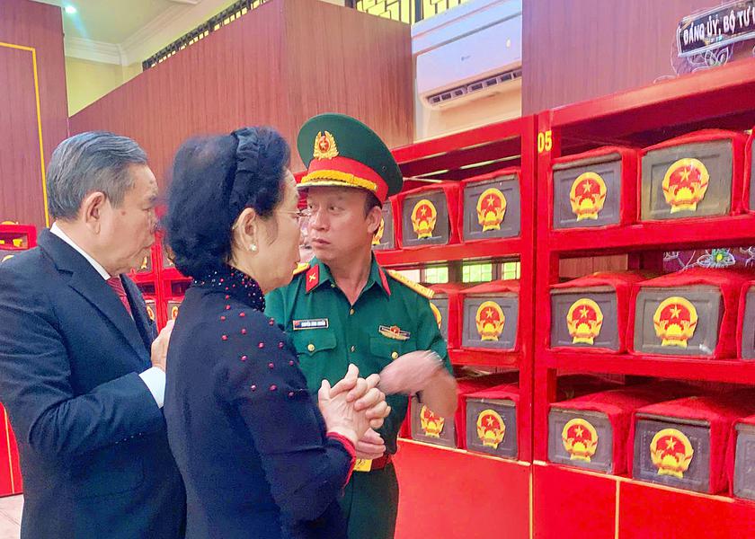 GS.TS Nguyễn Thị Doan dâng hương tưởng niệm các Anh hùng liệt sĩ tại Công viên Lê Thị Riêng - Ảnh 4.