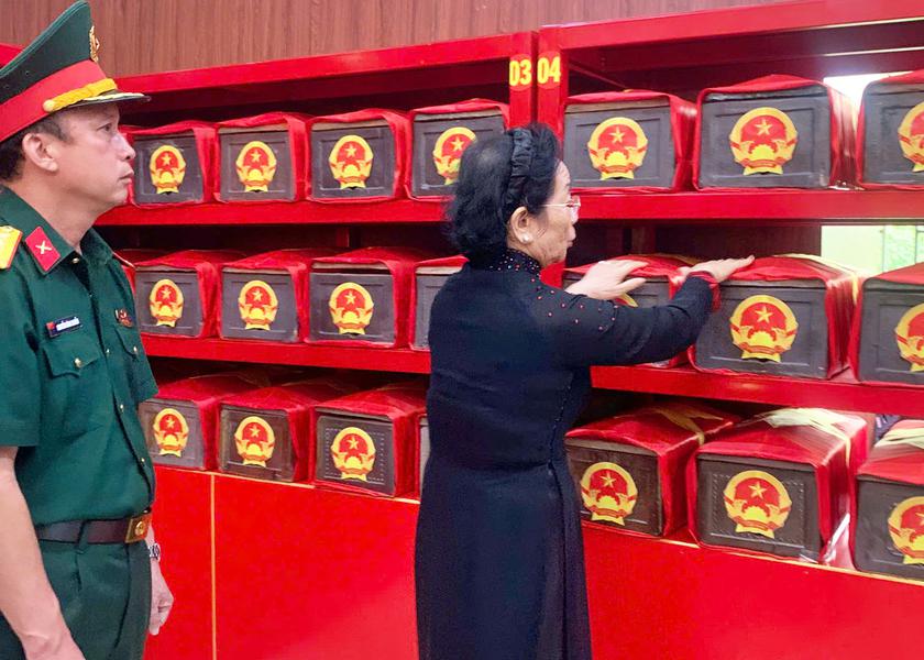GS.TS Nguyễn Thị Doan dâng hương tưởng niệm các Anh hùng liệt sĩ tại Công viên Lê Thị Riêng - Ảnh 5.