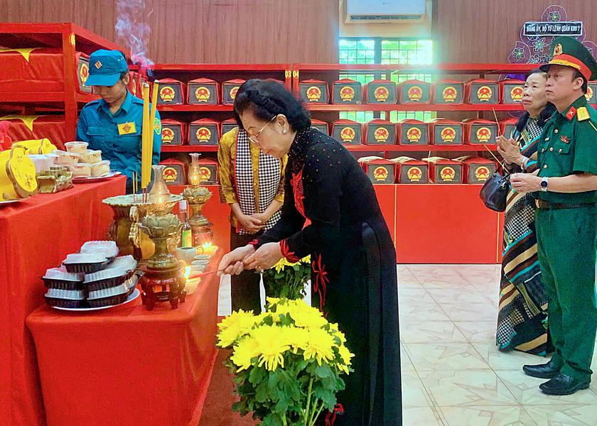 GS.TS Nguyễn Thị Doan dâng hương tưởng niệm các Anh hùng liệt sĩ tại Công viên Lê Thị Riêng - Ảnh 1.