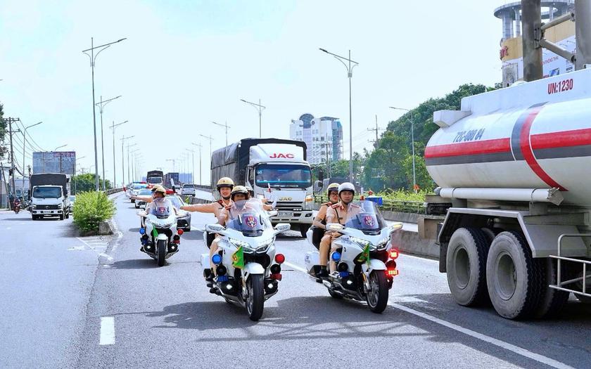 C&ocirc;ng an Đồng Nai ra qu&acirc;n kiểm tra, xử l&yacute; xe kh&aacute;ch vi phạm - Ảnh 1.