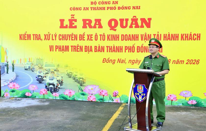 C&ocirc;ng an Đồng Nai ra qu&acirc;n kiểm tra, xử l&yacute; xe kh&aacute;ch vi phạm - Ảnh 3.