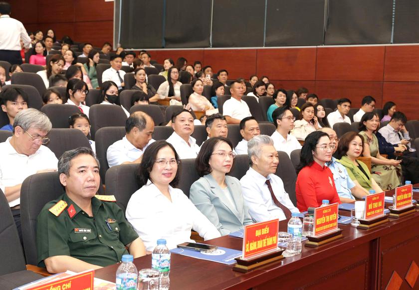Hội Khuyến học Thành phố Hà Nội tuyên dương 250 gương học tập tiêu biểu, lan tỏa tinh thần "Học không bao giờ cùng" - Ảnh 2.