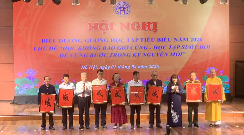 Hội Khuyến học Thành phố Hà Nội tuyên dương 250 gương học tập tiêu biểu, lan tỏa tinh thần "Học không bao giờ cùng" - Ảnh 4.