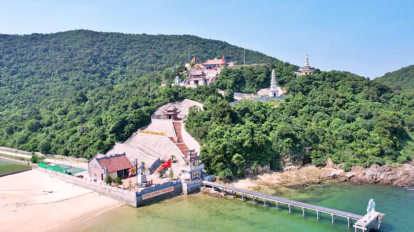 Gắn biển c&ocirc;ng tr&igrave;nh Ch&ugrave;a Tr&uacute;c L&acirc;m Đảo Trần (Quảng Ninh) - Ảnh 1.