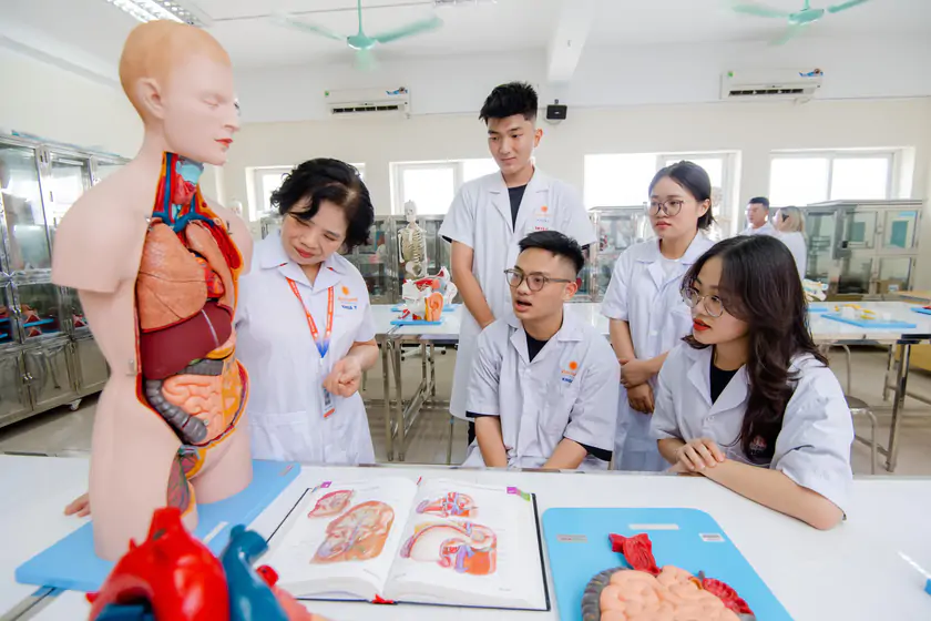 Loạt trường y dược c&ocirc;ng bố điểm chuẩn, nhiều ng&agrave;nh tăng vượt năm trước - Ảnh 1.
