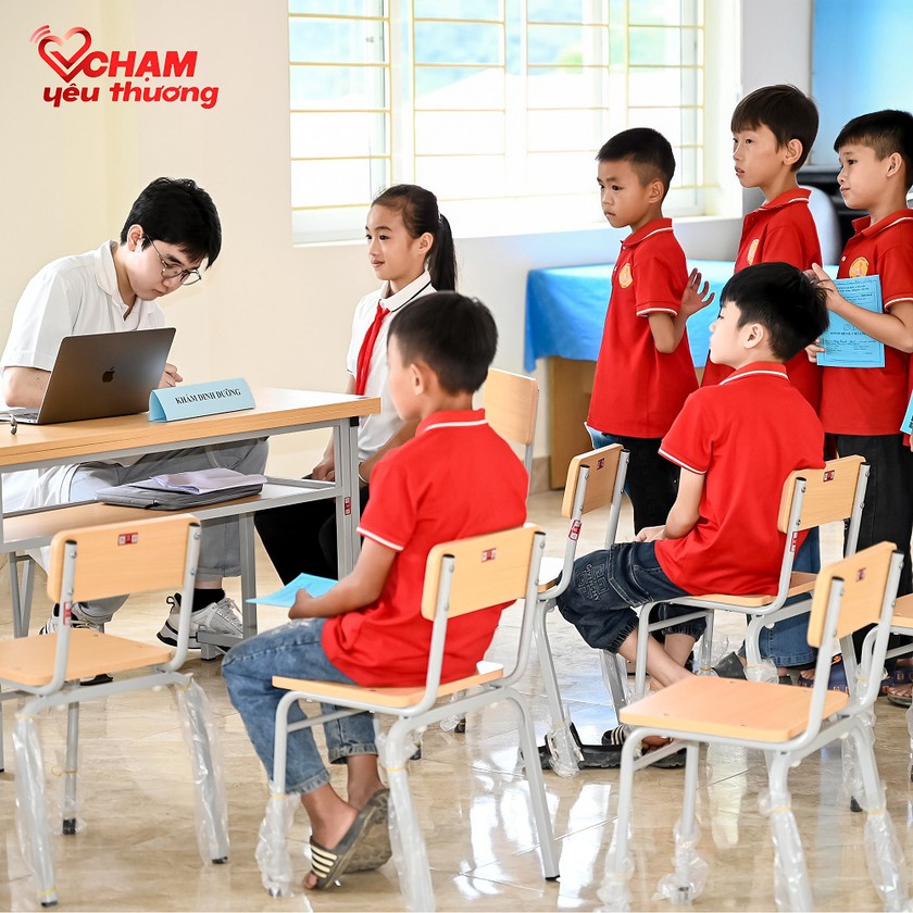 Quỹ Chạm Y&ecirc;u Thương khởi động chương tr&igrave;nh "Tiếp sức em tới trường 2026", đồng h&agrave;nh c&ugrave;ng gần 5000 học sinh v&ugrave;ng kh&oacute; khăn - Ảnh 4.