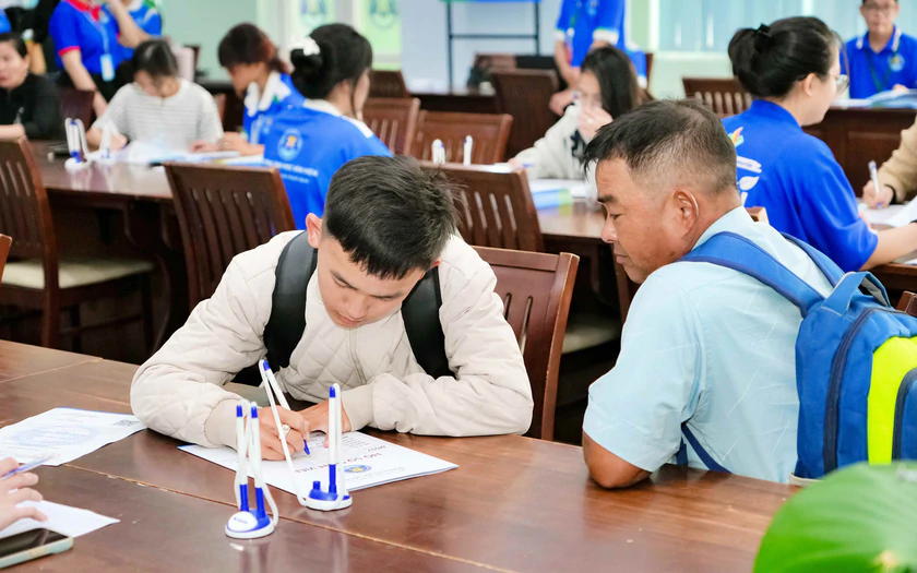 Trường Đại học Văn Hiến: Sinh vi&ecirc;n thực tập c&oacute; lương ngay từ năm thứ hai, tuyển sinh bổ sung 43 ng&agrave;nh đ&agrave;o tạo - Ảnh 1.